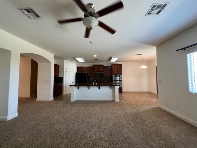 Foto del edificio - 2324 W Tyler Ave