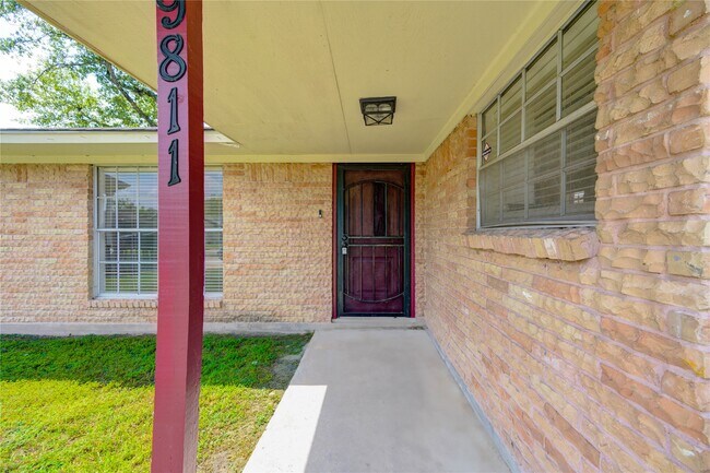 Building Photo - 9811 Shadydale Ln