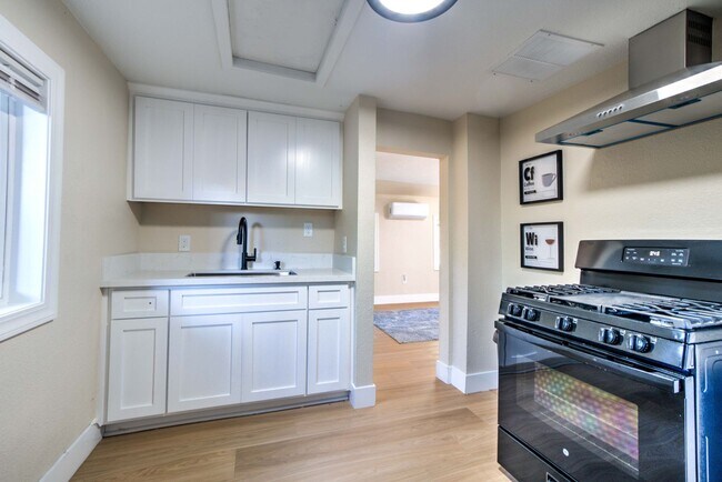 Foto del edificio - Renovated 1-Bedroom Cottage with Storage Shed & Gated Yard