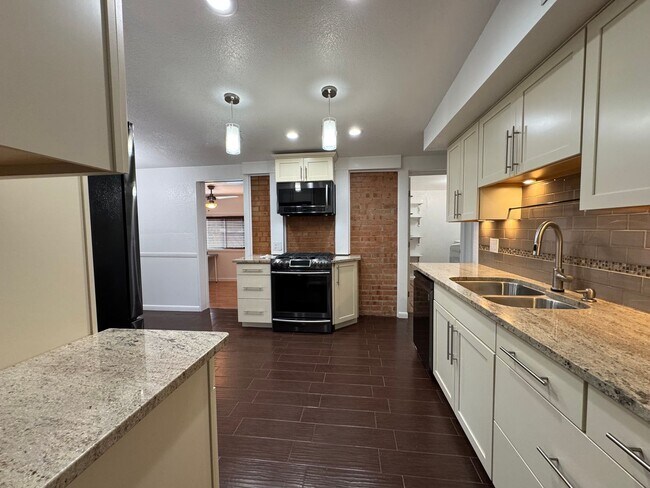 Foto del edificio - 3BR/2BA/2CG, with POOL, 1,396 sq.ft. rental in Sierra Vista, AZ