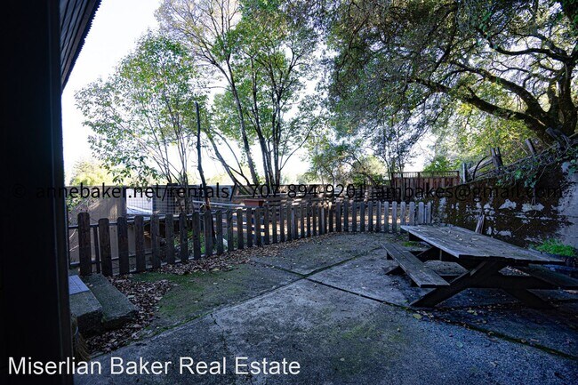 Building Photo - 2 br, 1 bath House - 155 Cherry Creek Unit A