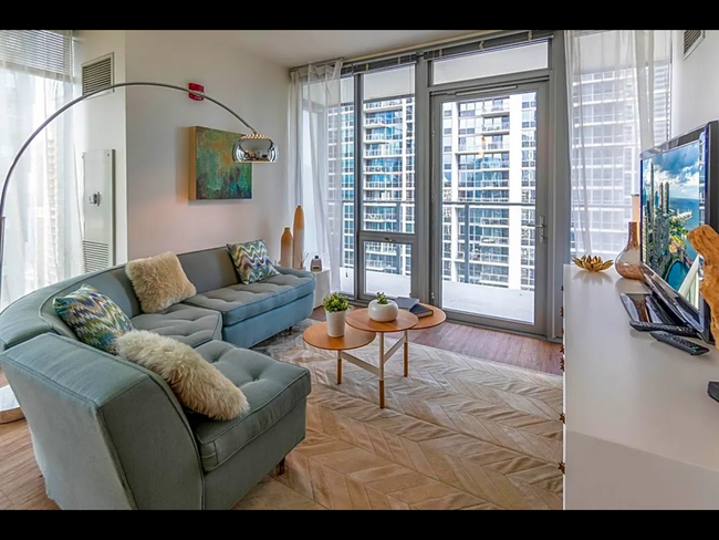 Foto del edificio - 450 E Waterside Dr