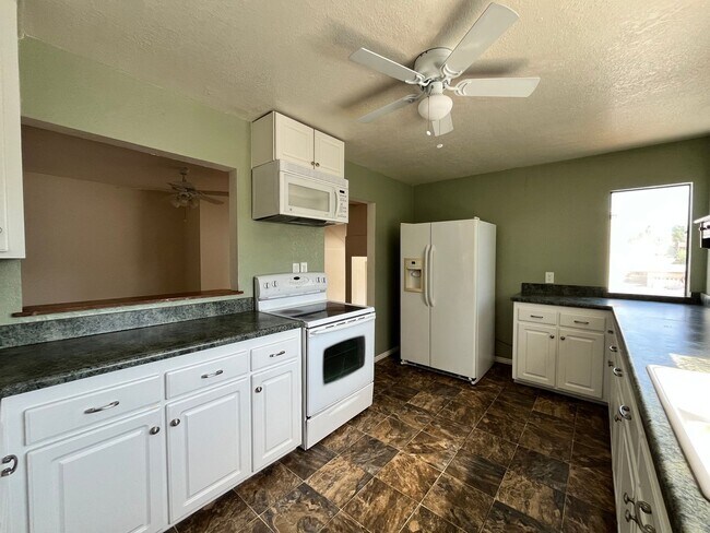 Building Photo - Spacious 2 bedroom/2 bathroom unit on Thir...