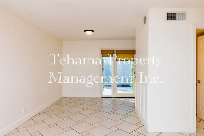 Foto del edificio - Charming 3 bedroom 1.5 bath Townhouse in Red Bluff