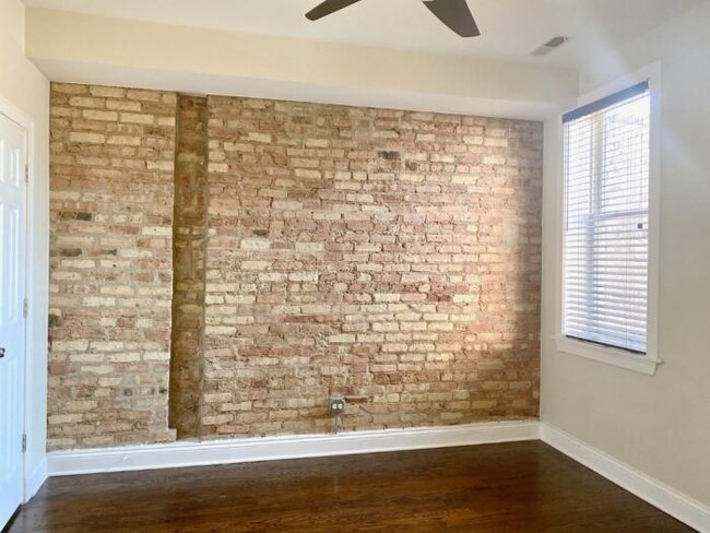 Building Photo - 2 bedroom in CHICAGO IL 60660