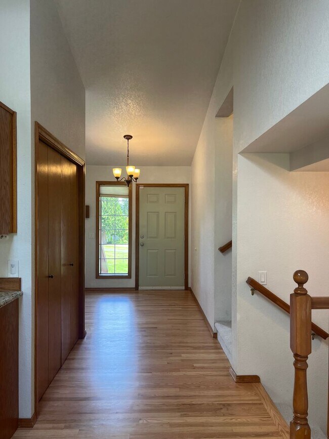Building Photo - 3 bedroom 2.5 bathroom Home in Lake Steven...