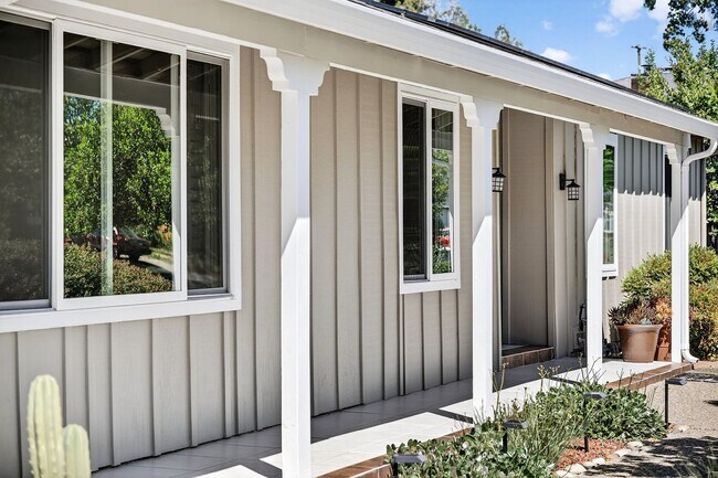 Foto del edificio - 2,003 Sq Ft Modern 4BR/2BA: Solar, EV Charging & Private Orchard!