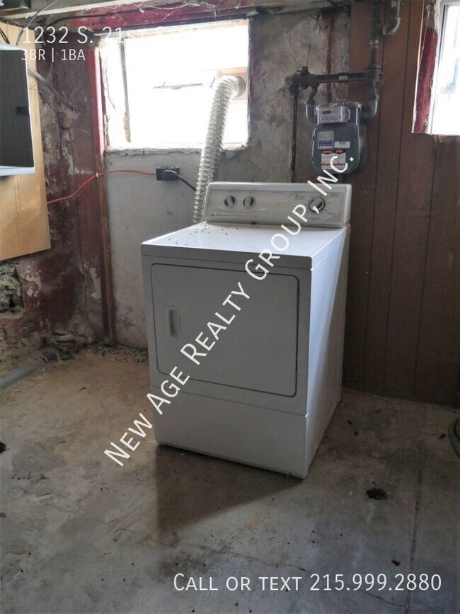 Building Photo - Spacious 3 bedroom, 1 bathroom house locat...