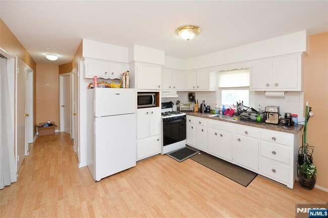 Building Photo - 128 Garibaldi Ave