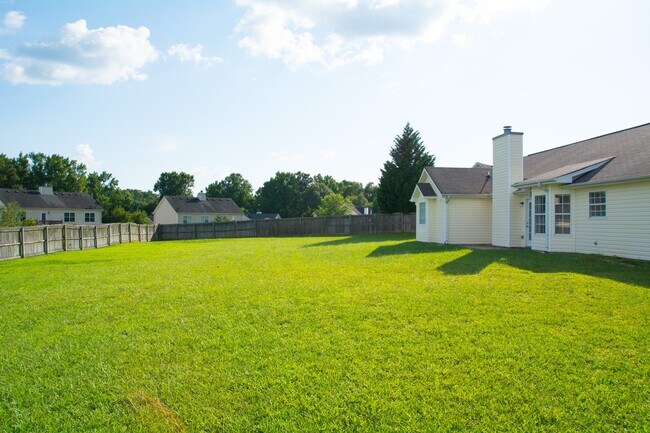 Foto del edificio - Exceptional 3BR / 2BA Ranch with Expansive Back Yard & Privacy Fence!