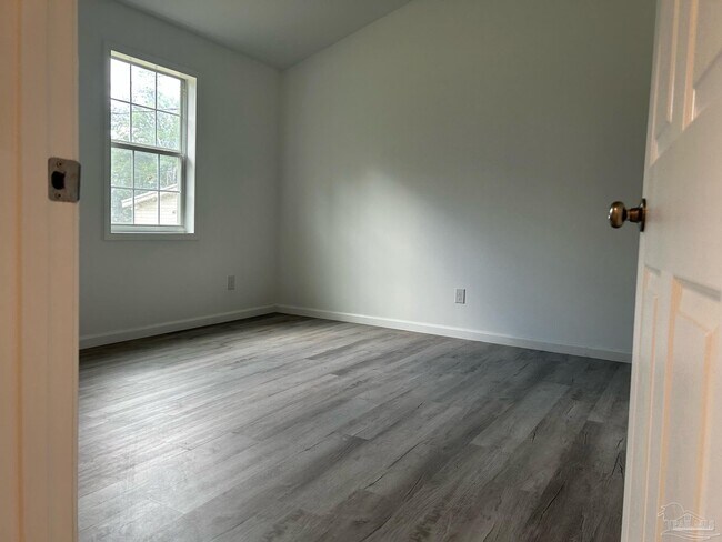 Foto del edificio - 5711 Pine Ln