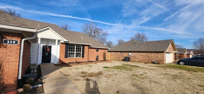 Building Photo - 310 Cedar Creek Dr