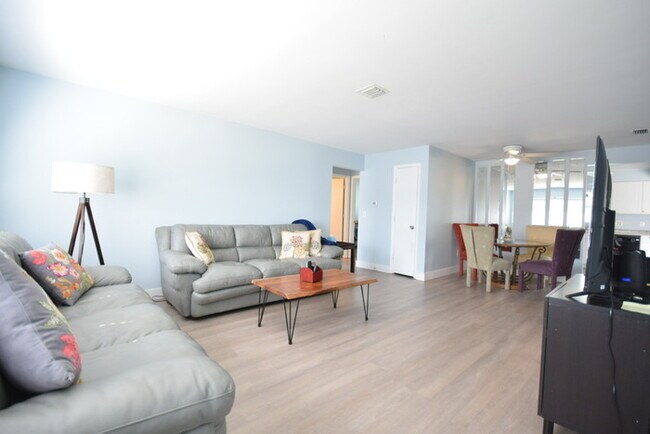 Building Photo - FULLY FURNISHED Condo For Rent in Pinellas...