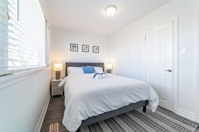 Building Photo - 556 Appleby Line