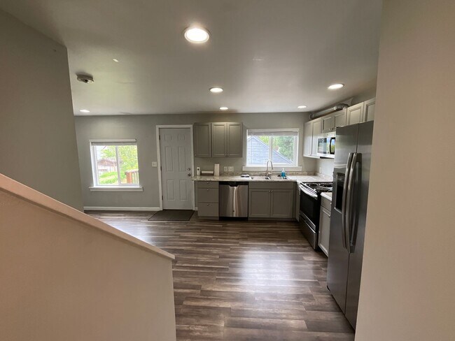 Building Photo - Beautiful 3 Bedroom Home with Big Yard and...