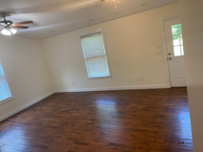 Foto del edificio - 4633 Woodside Dr