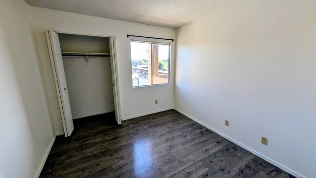 Building Photo - 1810 E Blacklidge Dr