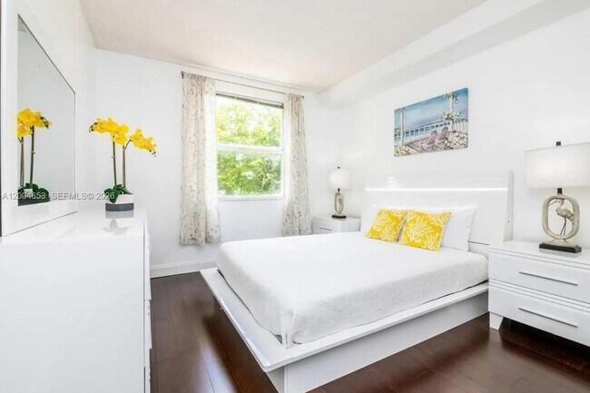 Foto del edificio - 17145 N Bay Rd