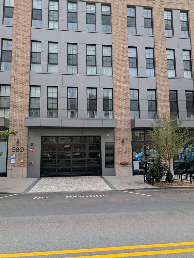 Building Photo - 580 Palisade Ave
