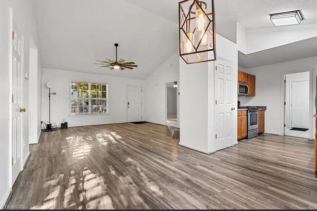 Foto del edificio - Charming 3Bed/2Bath house with 1 car garag...