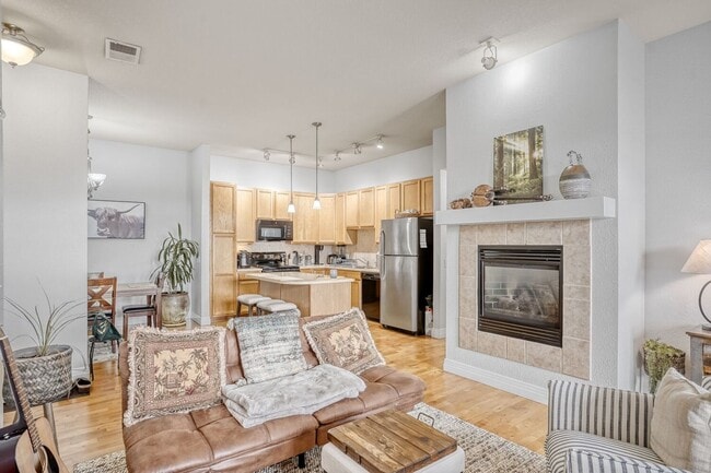 Foto del edificio - Beautiful Updated 2-bedroom Condo in highly desirable Mayfair-Lowry Location!