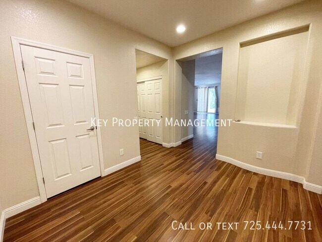 Building Photo - HARD TO FIND 2 BEDROOM WITH OFFICE & POOL!