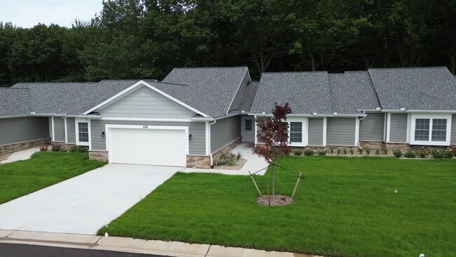 Building Photo - 2130 Carriage Hill Cir
