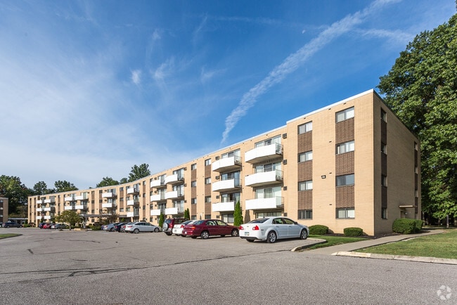 Camelot Apartments Parma Heights Oh Apartments Com