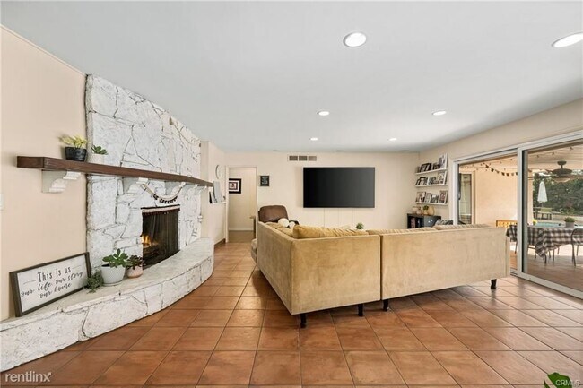 Building Photo - 3 br, 1.5 bath House - 626 N Pioneer Dr