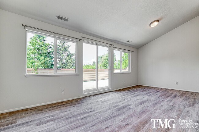 Foto del edificio - Amazing Open concept Condo in a secluded c...