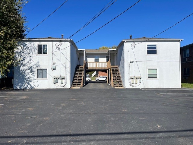 Building Photo - 695 Riverview