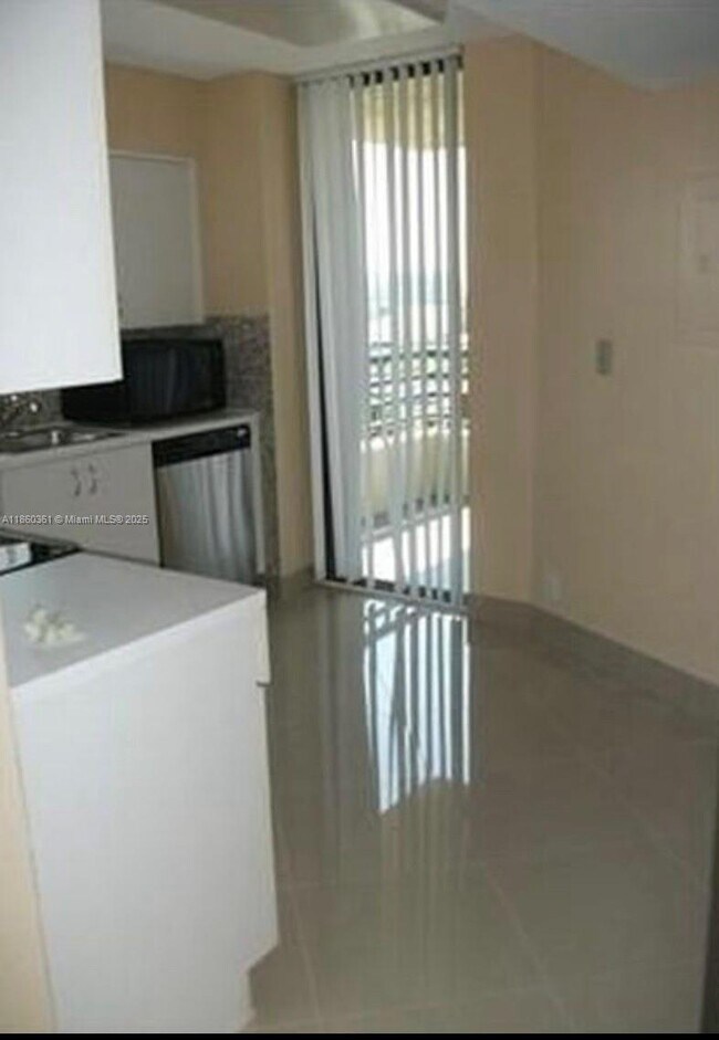 Foto del edificio - 3300 NE 191st St