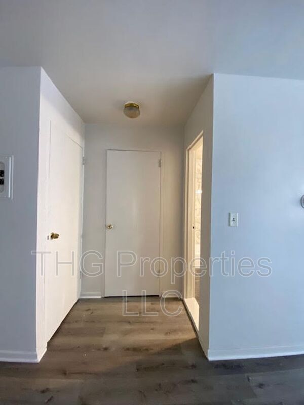 Foto del edificio - 315 W 8th St