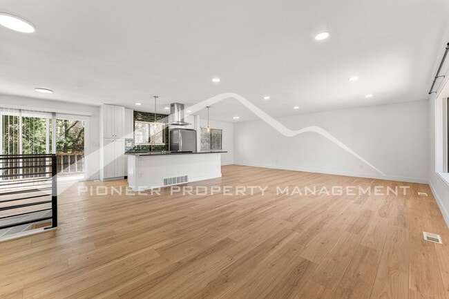 Foto del edificio - Charming Home with Washer/Dryer and Fenced...