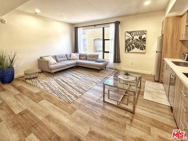 Building Photo - 723 S St Andrews Pl