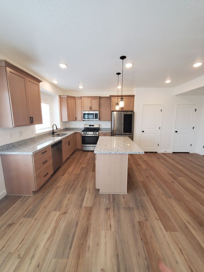 Building Photo - Gorgeous 3 Bedroom Townhome in Herriman!