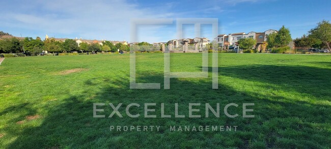 Building Photo - 3 Story 3/3.5 Townhouse with all the ameni...