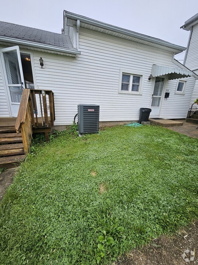 208 E Main St