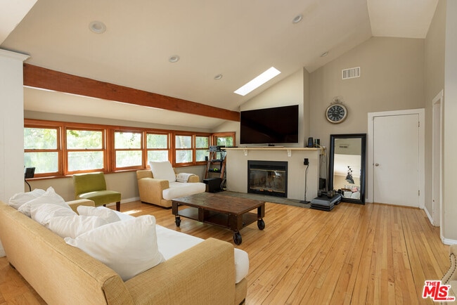 Building Photo - 19439 Oxnard St