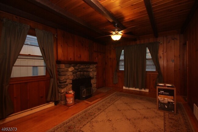 Building Photo - 440 E Shore Trail