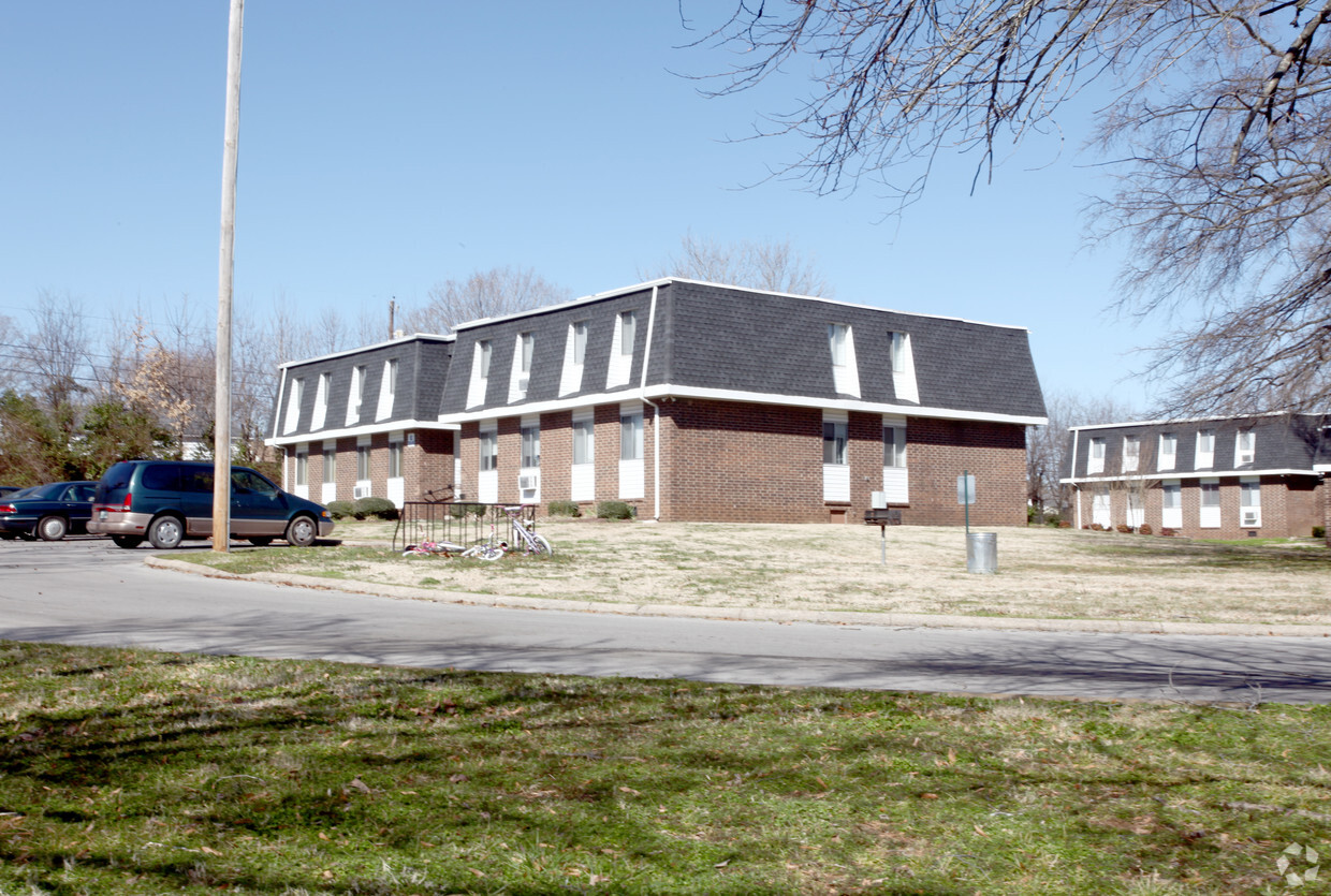 Building Photo - Colonial Village