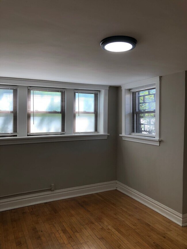 Foto del edificio - 2056 N Oakley Ave