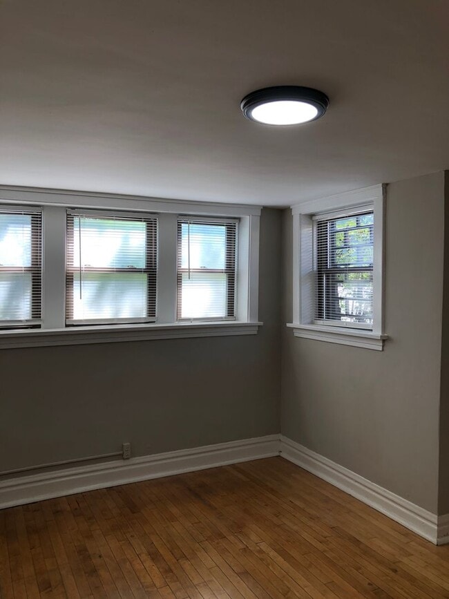 Building Photo - 2056 N Oakley Ave