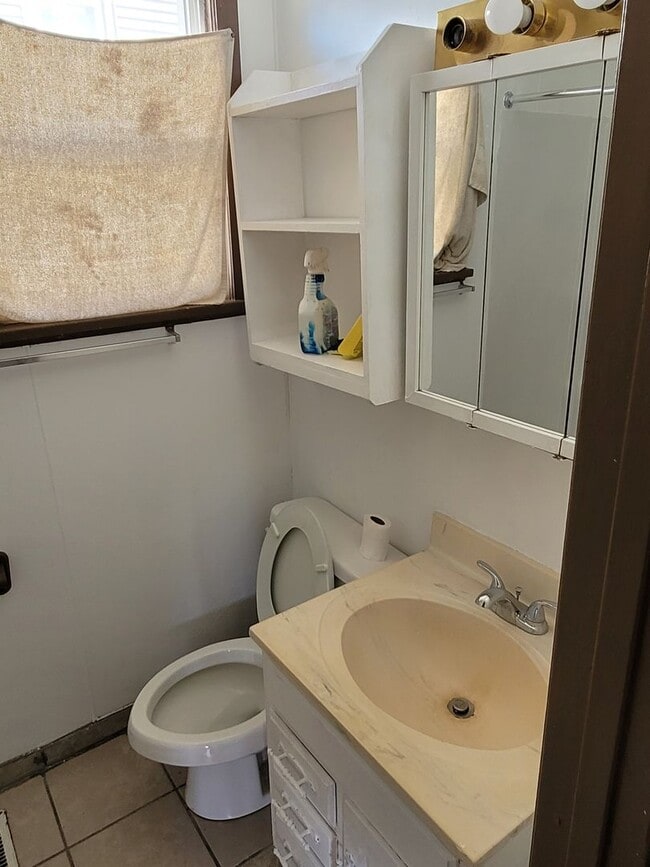 Building Photo - Cozy 2 bedroom single family home