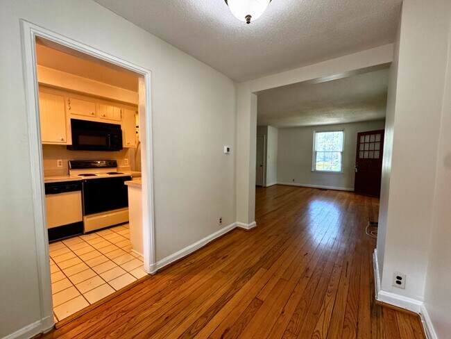Foto del edificio - 3 level end unit 1br+den 2ba town house in...