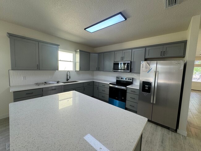 Building Photo - 839 Knollwood Dr