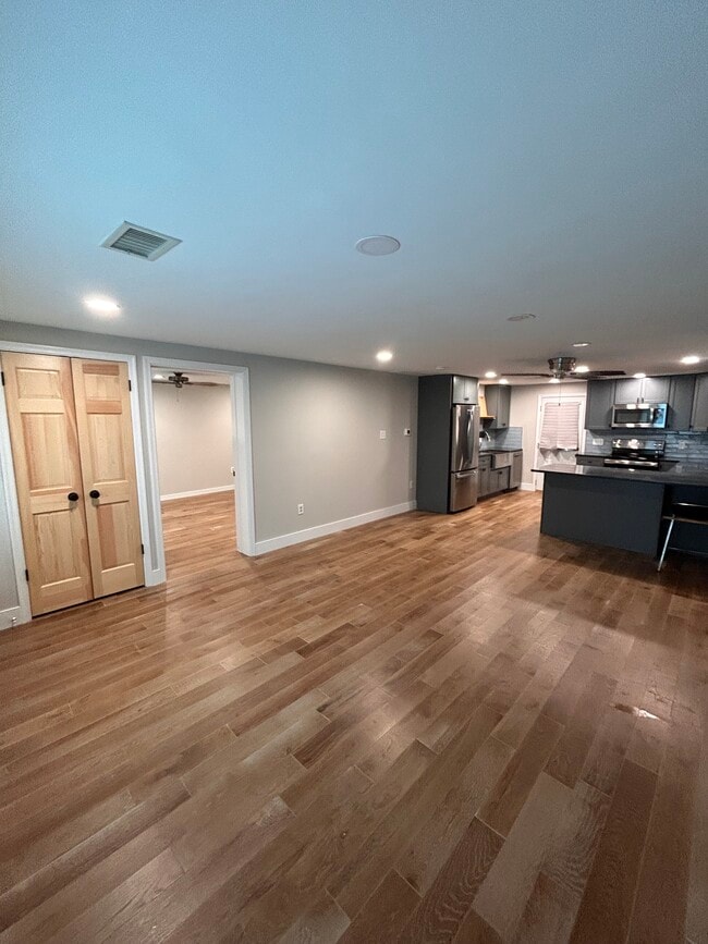 Beautiful newly renovated 1 bed/bathapartment - 300 Falcon Ln