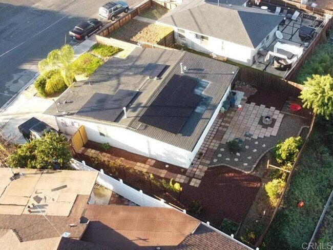 ¡Vida ecológica en esta casa alimentada por energía solar, diseñada para la sostenibilidad y la eficiencia! - 6090 Rock St