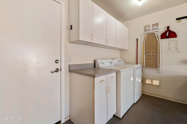 Building Photo - 519 E Devon Dr
