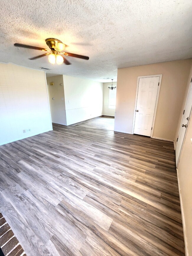 Building Photo - Updated 3/2/1 duplex in Northwest Lubbock.